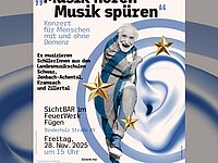 Ein agiler älterer Herr macht einen kraftvollen schritt nach vorne, dahinter ein großes Ohr