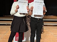 Zwei junge Preisträger mit ihren Urkunden