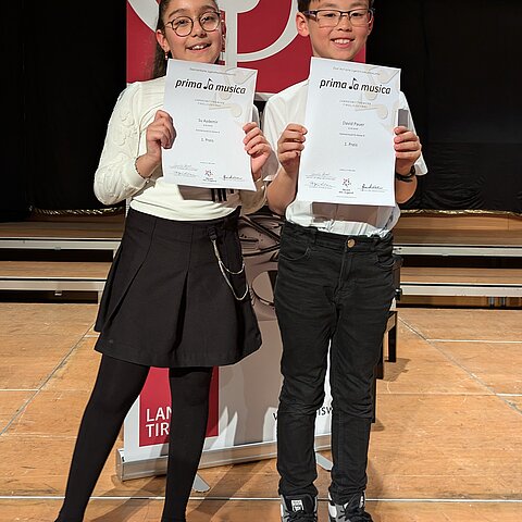 Zwei junge Preisträger mit ihren Urkunden