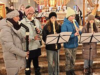 Blockflötenschülerinnen spielen im Ensemble mit ihrer Lehrerin