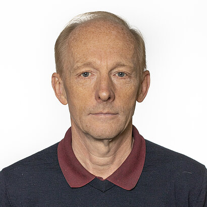 Musikschulleiter Markus Fritz im Portrait mit blauem Pullover