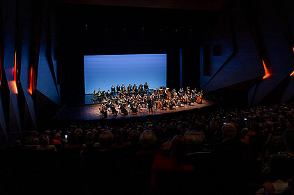 Das Orchester spielt live auf der Konzertbühne