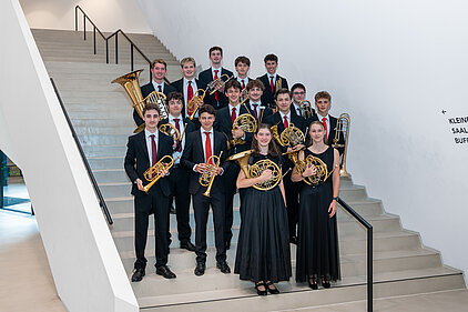 Ein Teil des Orchesters steht auf einer Treppe