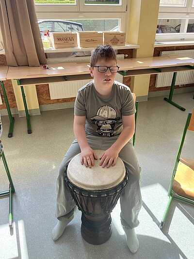 Ein weiterer Schüler trommelt voll konzentriert auf der Djembe