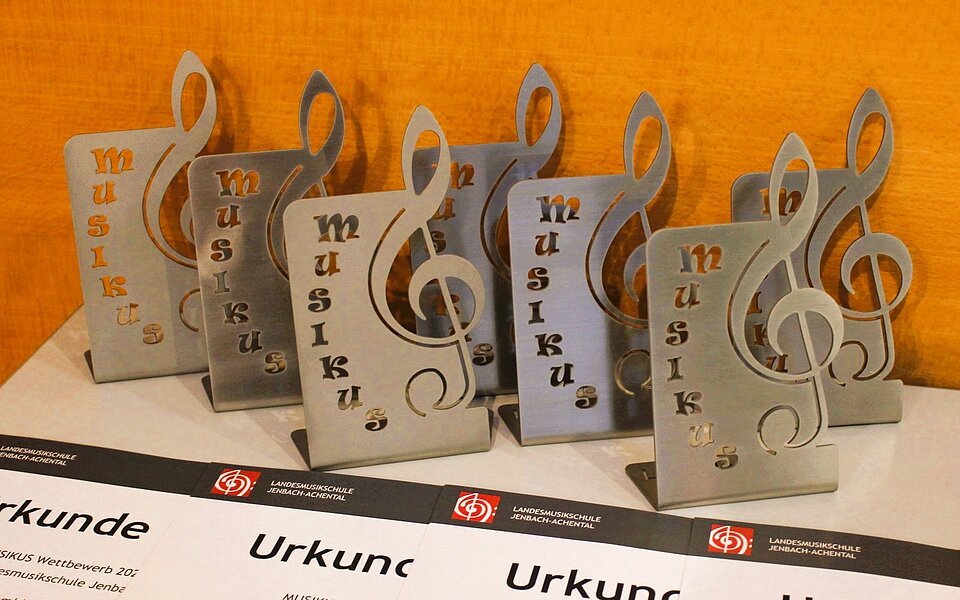 Musikus Trophäe in Form eines Violinschlüssels aus Metall mit dem Schriftzug Musikus