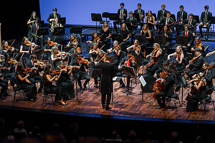 Das Orchester spielt live auf der Konzertbühne