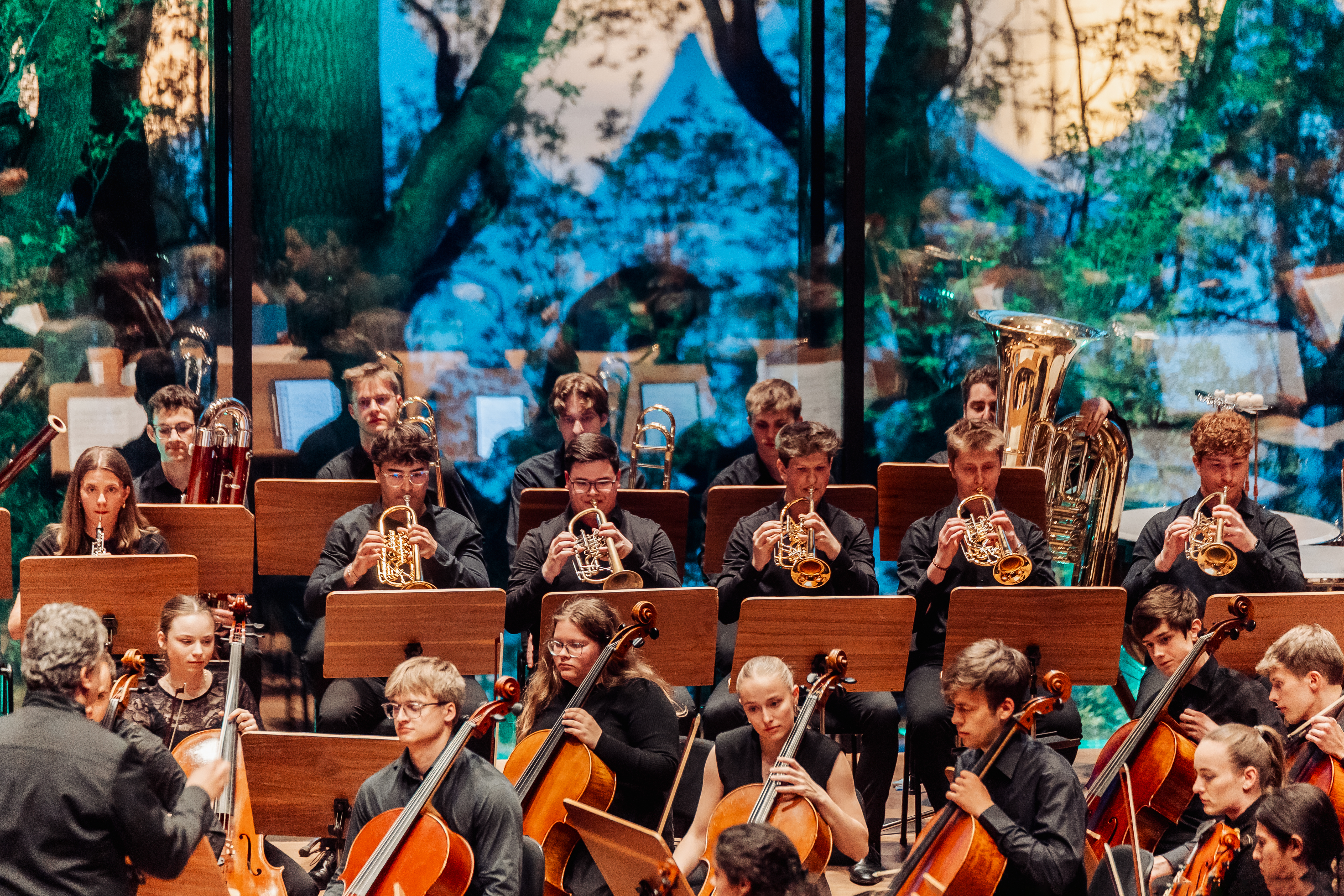ein Teil des Orchester des Tiroler Landeskonservatoriums spielt live auf einer Konzertbühne